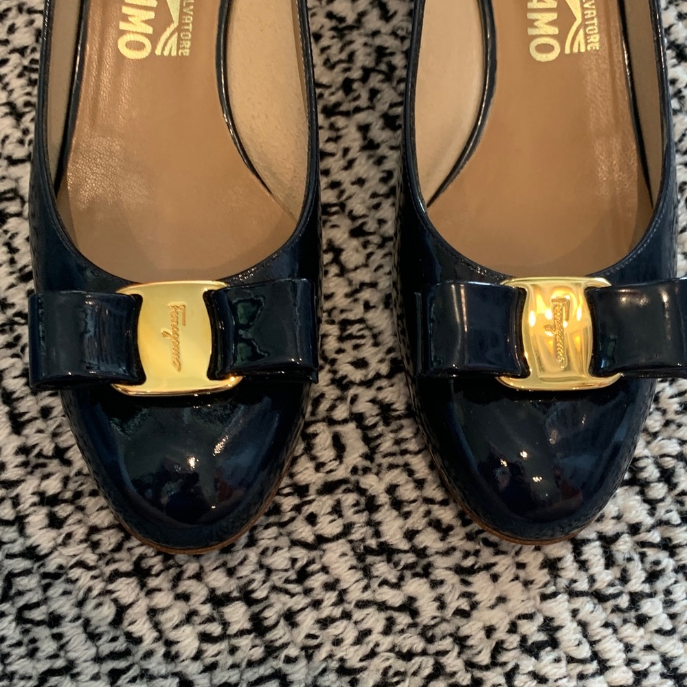 Salvatore Ferragamo Navy Patent Leather Vara Bow Flats with Gold Plaque. Size 7 - Picture 2 of 9